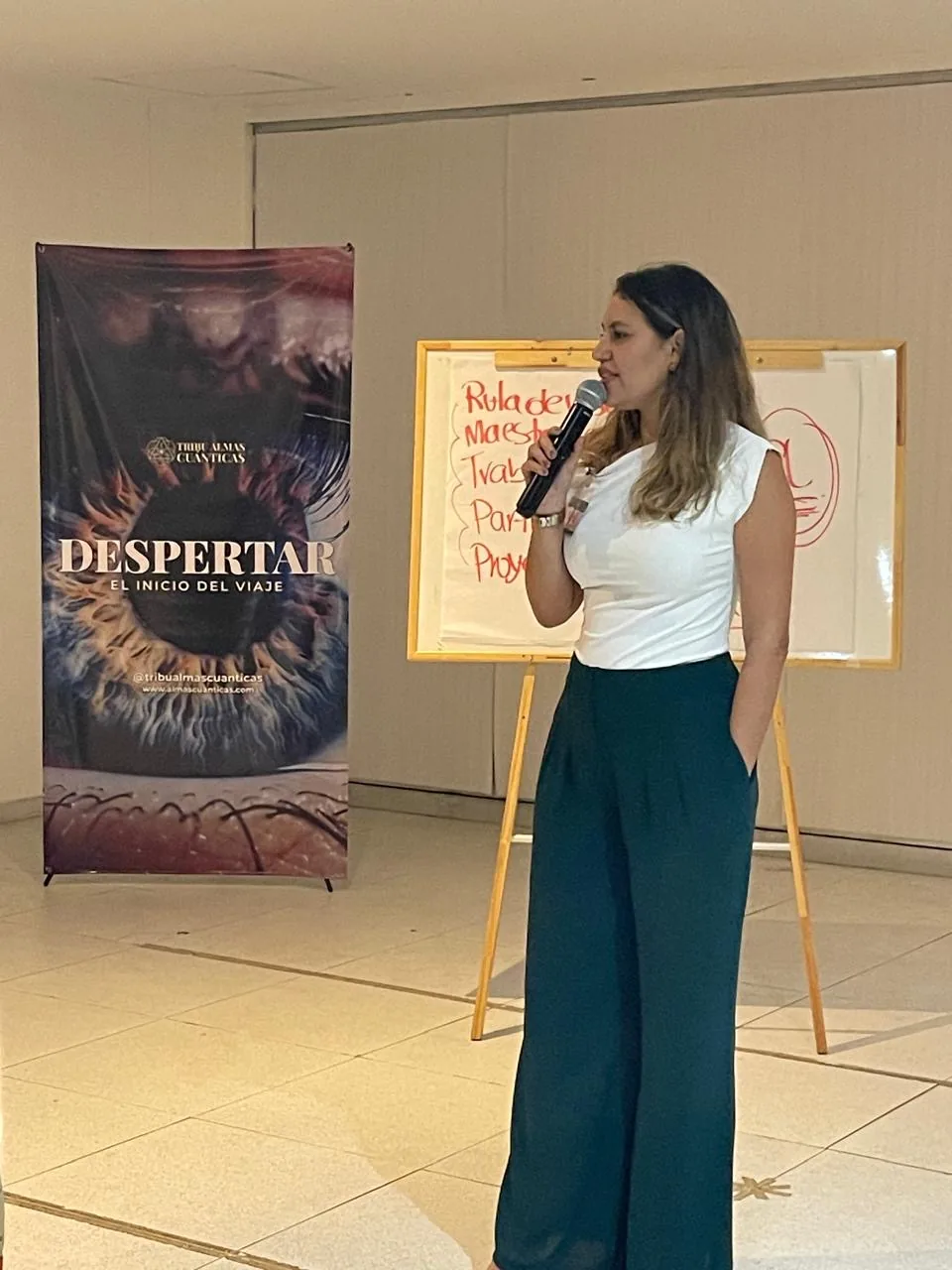 Irene Vivas facilitando una experiencia grupal en vivo